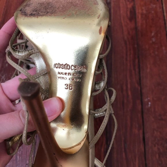 Suede and gold heeled sandals. - Picture 4 of 4